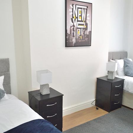 נוטינגהאם Beautiful Two-Bed Apartment With Driveway Parking מראה חיצוני תמונה