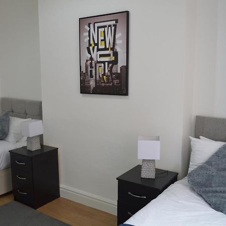 נוטינגהאם Beautiful Two-Bed Apartment With Driveway Parking מראה חיצוני תמונה