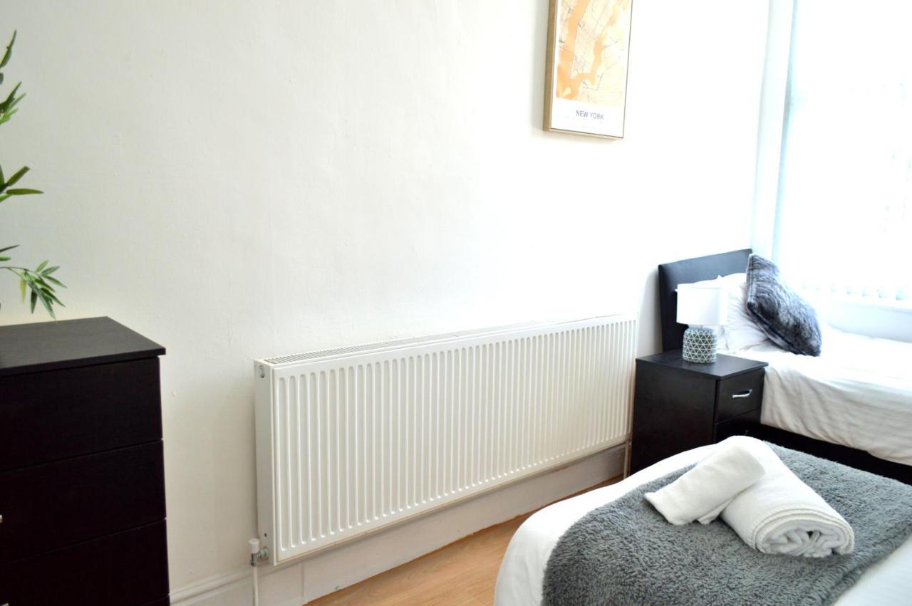 נוטינגהאם Beautiful Two-Bed Apartment With Driveway Parking מראה חיצוני תמונה