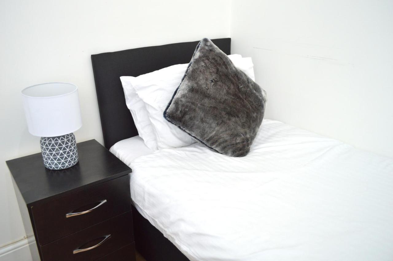 נוטינגהאם Beautiful Two-Bed Apartment With Driveway Parking מראה חיצוני תמונה