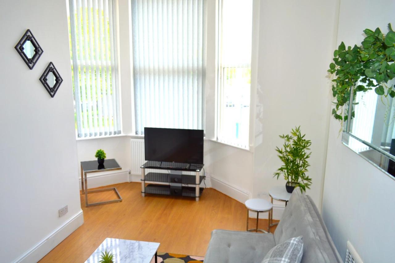 נוטינגהאם Beautiful Two-Bed Apartment With Driveway Parking מראה חיצוני תמונה