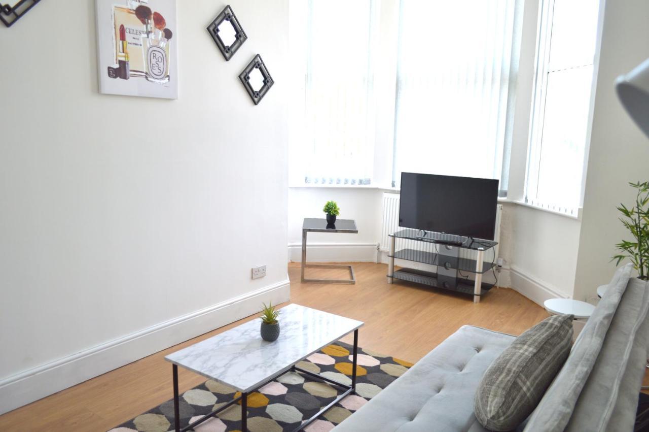 נוטינגהאם Beautiful Two-Bed Apartment With Driveway Parking מראה חיצוני תמונה