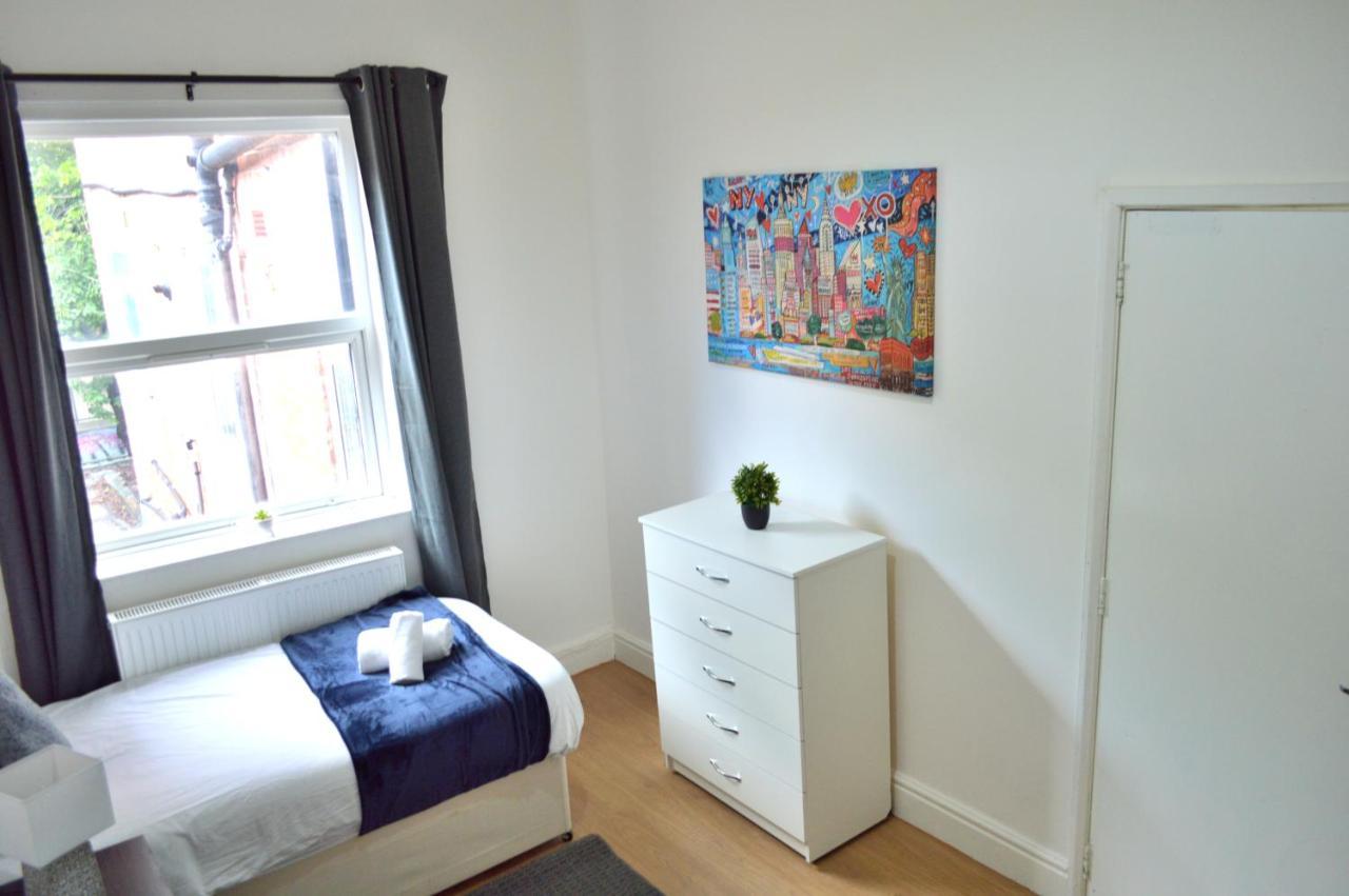 נוטינגהאם Beautiful Two-Bed Apartment With Driveway Parking מראה חיצוני תמונה