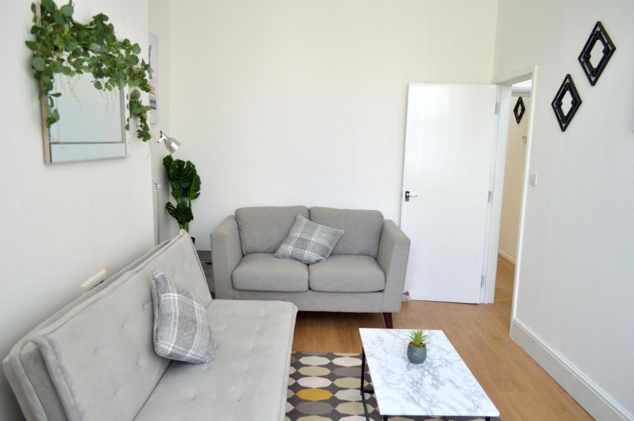 נוטינגהאם Beautiful Two-Bed Apartment With Driveway Parking מראה חיצוני תמונה
