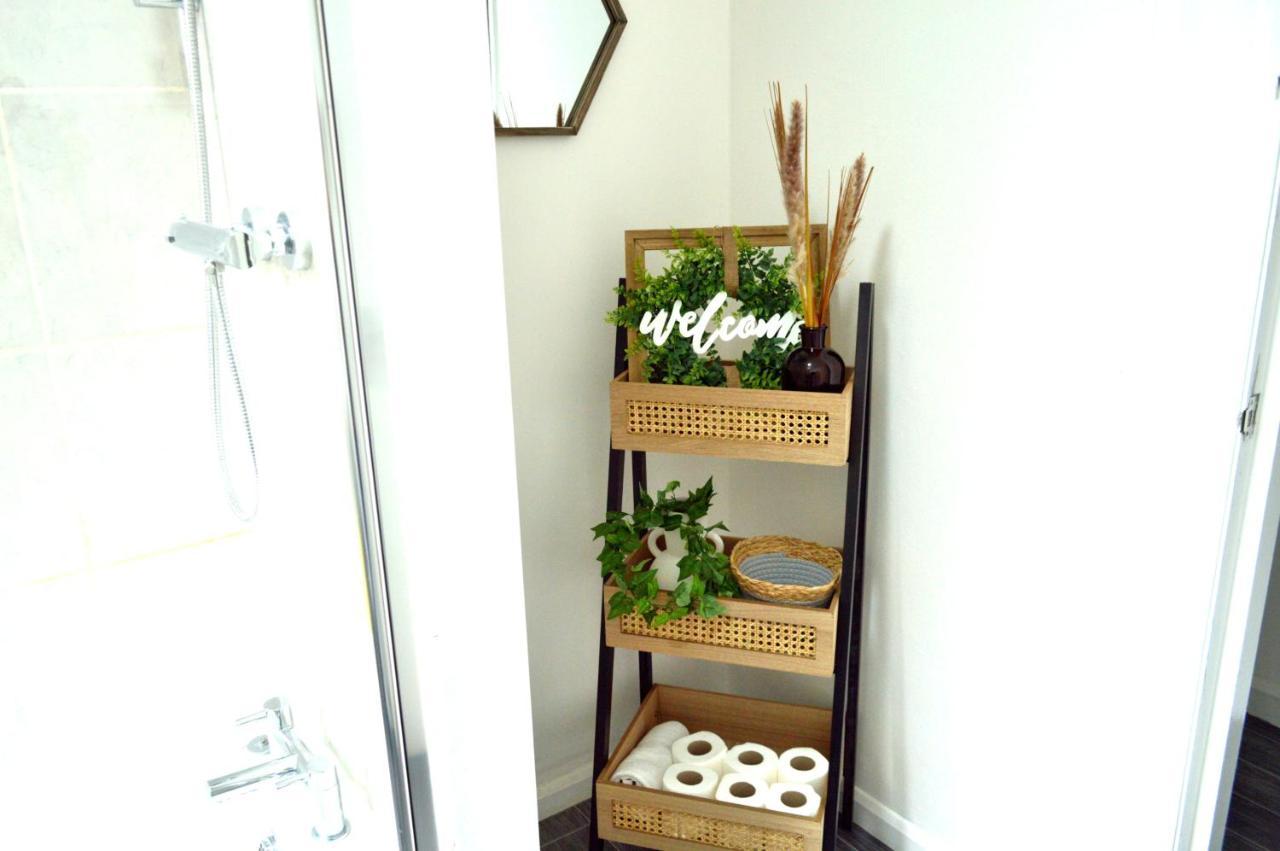 נוטינגהאם Beautiful Two-Bed Apartment With Driveway Parking מראה חיצוני תמונה