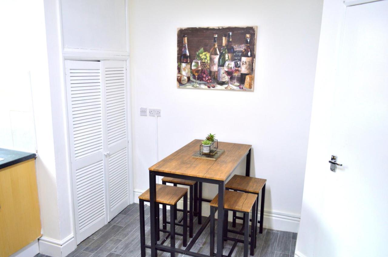 נוטינגהאם Beautiful Two-Bed Apartment With Driveway Parking מראה חיצוני תמונה